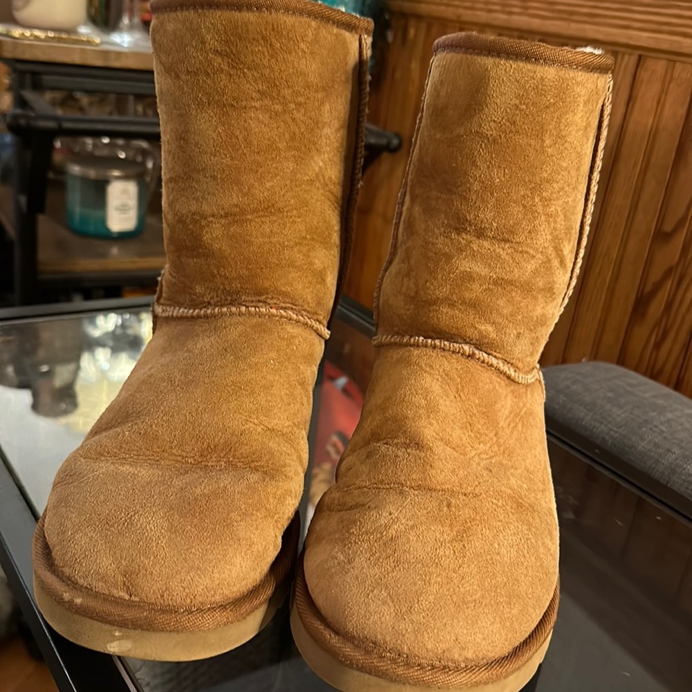 Lightly Used Size 8 Ugg Classic Short Boots - Chestnut